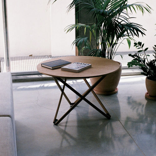 Mesa de centro contemporânea - SUBEYBAJA - Santa & Cole - em carvalho / com base em madeira / redonda