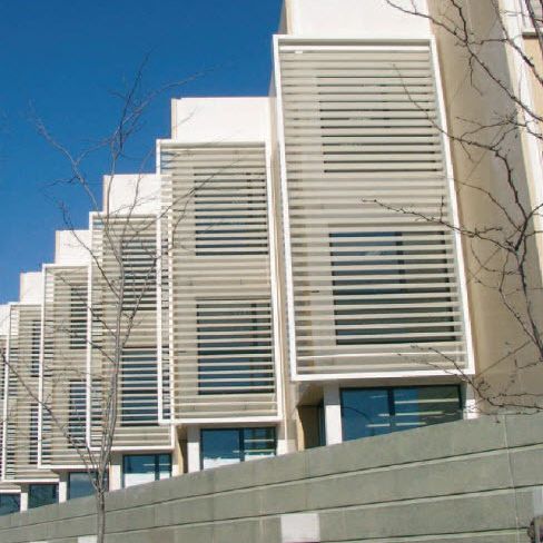 Veneziana de correr - LOGGIA® ALU PLANO - RENSON - em alumínio / para fachada / branca