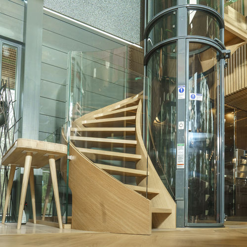 Escada helicoidal - HELICAL WOOD STAIR WITH GLASS BALUSTRADE - Siller Stairs - com degraus em madeira / com estrutura em madeira / contemporânea