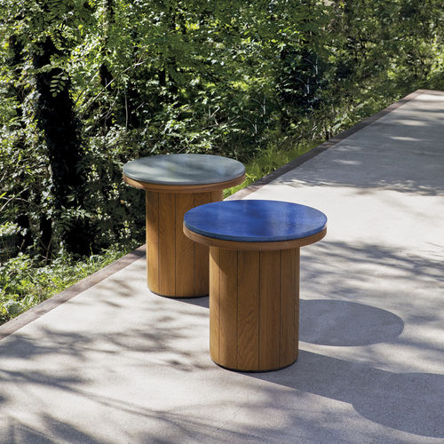 Mesa lateral contemporânea - FRISBEE - Atmosphera - em arenito / com base em teca / redonda