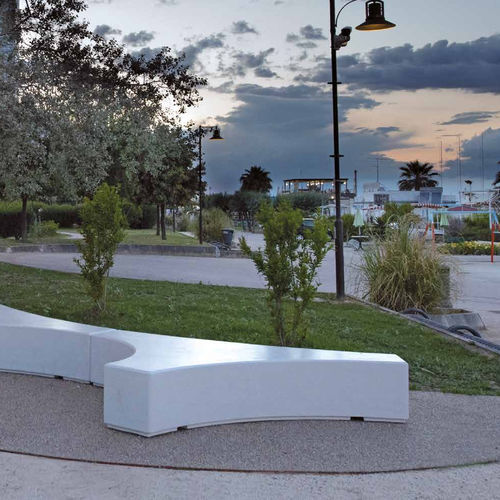 Banco para espaço público contemporâneo - FOLIA - Calzolari - em concreto / em pinho / em madeira exótica