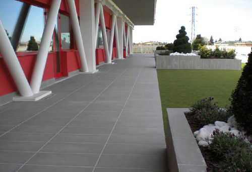 Placas de revestimento em pedra reconstituída - COMPACT : GREY - La Pietra Compattata - lisa / para ambiente externo / para piso