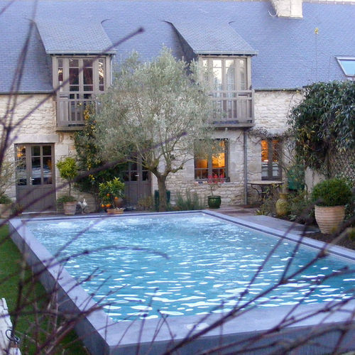 Piscina externa - LEQUERTIER BRETAGNE - PISCINES CARRE BLEU - semienterrada / em concreto