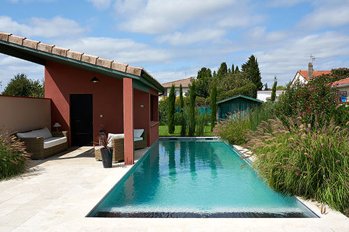 Piscina corredor de natação - PISCINE PAYSAGEE AVEC POOL-HOUSE TOULOUSE - PISCINES CARRE BLEU - sob medida / para ambiente externo / enterrada