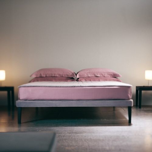 Cama de casal - EBRIDI  - CASAMANIA HORM - de solteiro / contemporânea / estofada