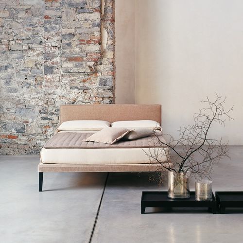 Cama de casal - EBRIDI  - CASAMANIA HORM - de solteiro / contemporânea / estofada