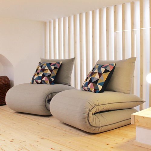 Poltrona baixa contemporânea - Chama  - LAGO - em tecido / cama / com almofadas