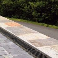 Calha de escoamento com grelha - SERIE P - GRIDIRON S.P.A. - Unipersonale - em concreto de resina / para espaço público / de piso