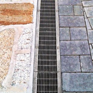 Calha de escoamento com grelha - VIBRO-BASE 100 - GRIDIRON S.P.A. - Unipersonale - de concreto vibrocompactado / para espaço público