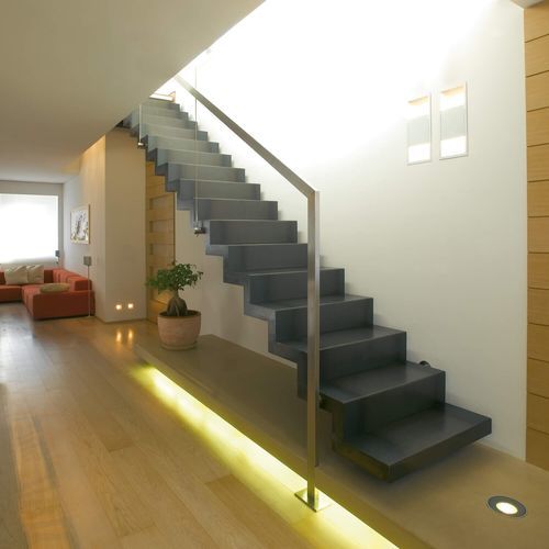 Escada reta - A 211 - METALL CONCEPT - com degraus em metal / com estrutura metálica / da linha residencial