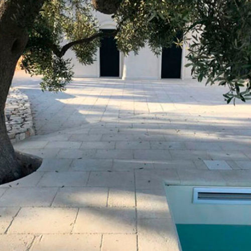 Revestimento de piso em pedra - BIANCO CAVE - para ambiente externo / de jardim / para estabelecimento de saúde