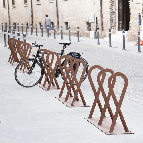 Bicicletário de piso - FLUXUS - LAB23 - de design original / para espaço público / em aço galvanizado
