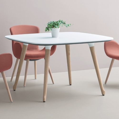 Mesa contemporânea - PHLOX - Okamura - em madeira / com base metálica / curva