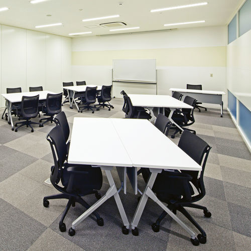 Mesa para treinamento contemporânea - FLAPTOR  - Okamura - em laminado / em madeira / com base metálica