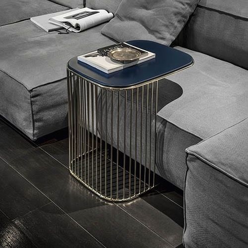 Mesa lateral contemporânea - Comb 40 - Frag - em MDF laqueado / com base metálica / retangular