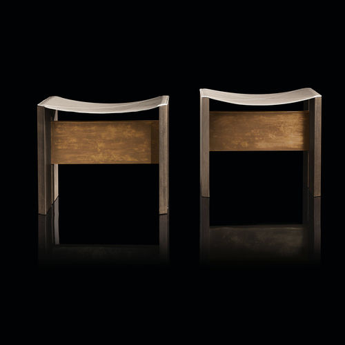 Banqueta contemporânea - RIO - Henge - em couro / em madeira maciça / com base em latão