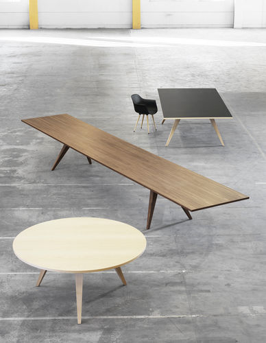 Mesa de reunião contemporânea - PONTO - Lammhults Möbel AB - com folheado de madeira / em linóleo / com base em madeira maciça