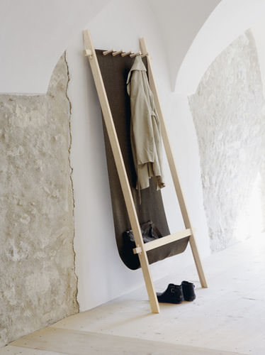 Cabideiro de piso - LODELEI - Moormann Nils Holger - contemporâneo / em madeira