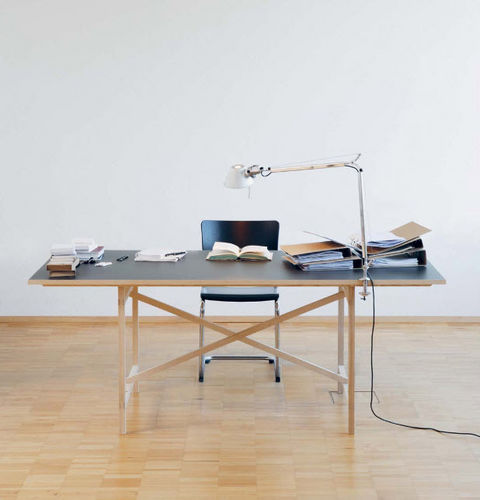 Mesa secretária contemporânea - EGON - Moormann Nils Holger - em madeira de freixo / com 4 pés