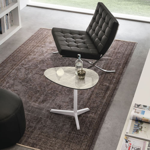 Mesa lateral contemporânea - ELICA CORNER - Target Point - em grés porcelanato / com base em metal pintado / triangular