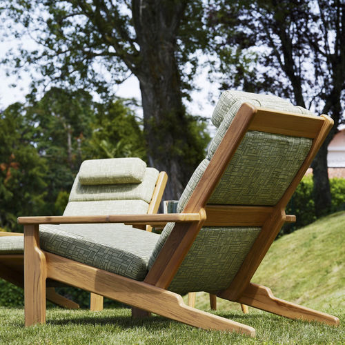 Poltrona contemporânea - BALI Bergère - Varaschin - em tecido / em teca / com almofada removível