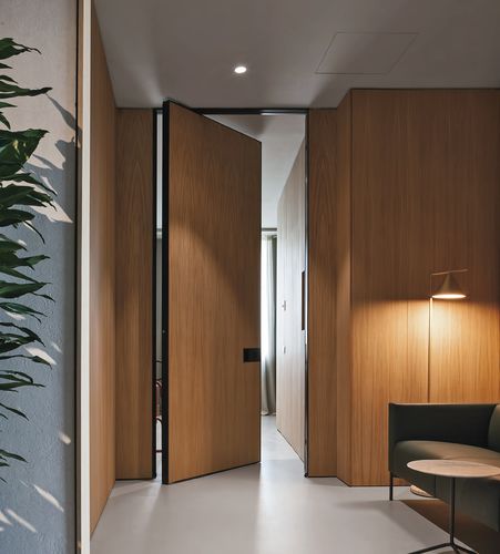 Porta interna - SYNUA - Oikos Venezia - em madeira maciça / pivotante / contemporânea