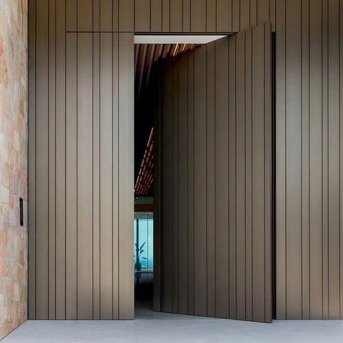 Porta para ambiente externo - SYNUA - Oikos Venezia - em alumínio / pivotante / contemporânea