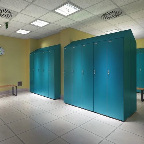 Armário de vestiário em laminado melamínico - DIVISION - Fit Interiors - de chave / para edifício de uso público / para instalações esportivas