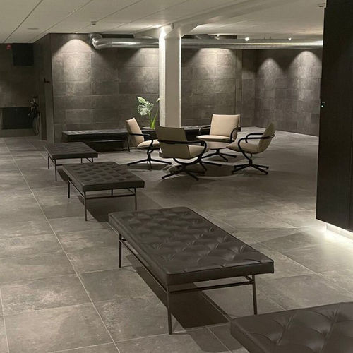 Banco estofado contemporâneo - VOGA - Fit Interiors - em couro sintético / com base metálica / em aço revestido a pó