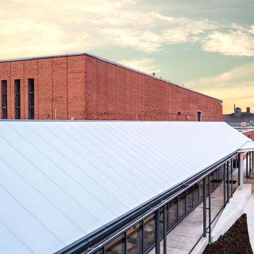 Cobertura para entrada - SKYSHADE 8000® - EXTECH Exterior Technologies, Inc - para estabelecimento do setor terciário / metálica / em policarbonato