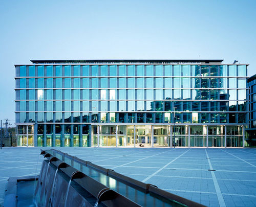 Fachada-cortina em painéis - PARISER PLATZ 7 OFFICE BUILDING - Josef Gartner - em vidro / em pedra