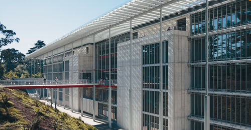 Fachada-cortina em painéis - CALIFORNIA ACADEMY OF SCIENCES - Josef Gartner - em metal e vidro