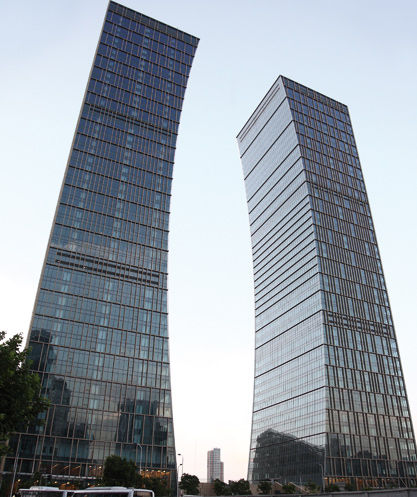 Fachada-cortina em painéis - PUJIANG SHUANG HUI BUILDING - Josef Gartner - em alumínio e vidro / em pedra