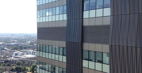 Revestimento de fachada em folhas - GUY’S TOWER - Permasteelisa - em alumínio / em concreto armado / perfurado