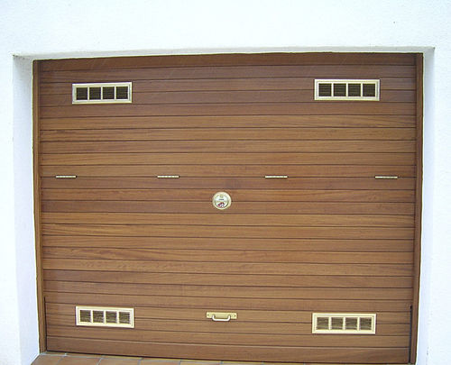 Portão basculante para garagem - Angel Mir – Portes Bisbal - em madeira / automático