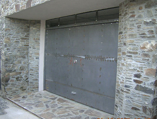 Portão basculante para garagem - Angel Mir – Portes Bisbal - em chapa de aço / automático