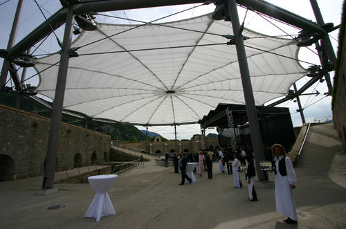 Estrutura tensionada com cabos e membrana - JOSEFSBURG KUFSTEIN  - Hightex - para cobertura / com membrana em PTFE / para eventos