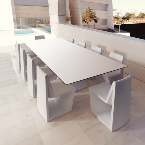 Mesa contemporânea - REST - VONDOM - em vidro / em HPL / em polietileno