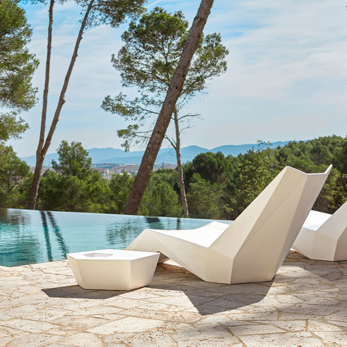 Mesa lateral de design original - FAZ - VONDOM - em polietileno / com base em polietileno / com jardineira