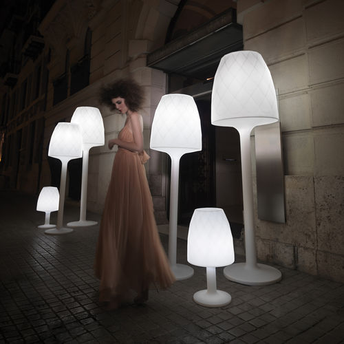 Luminária de piso - VASES - VONDOM - em polietileno / contemporânea / Wire