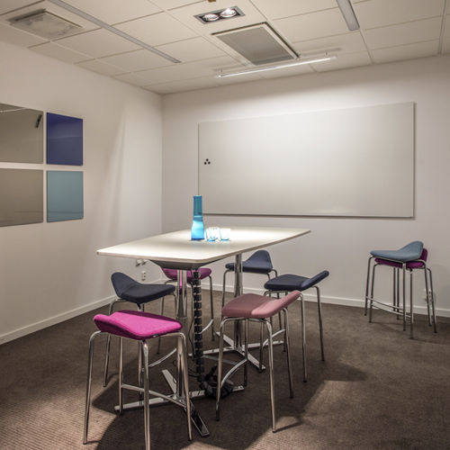 Banqueta alta contemporânea - PLEKTRUM - MATERIA - em couro / com base em aço / com apoio para pés