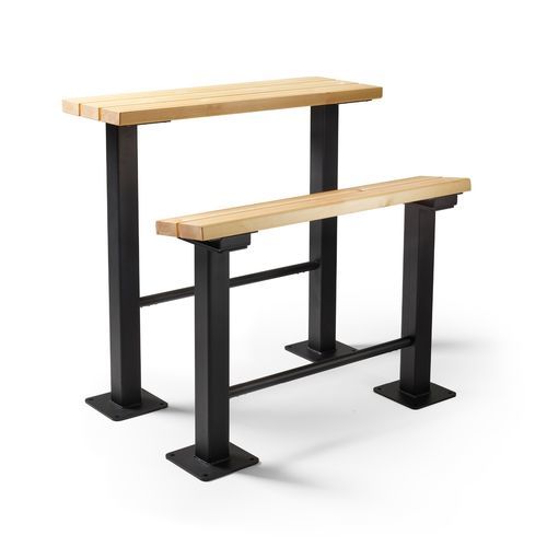 Conjunto de mesa e bancos contemporâneo - Schoolyard - NOLA INDUSTRIER - em carvalho / em pinho / em aço revestido a pó