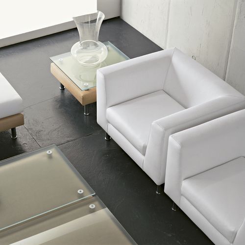 Poltrona para interlocutor contemporânea - CUBE - LUXY - em couro / da linha comercial / com braços