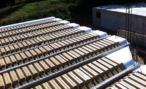 Piso tapa-vigas - EBS+ - SEAC - em concreto / abobadilhas em madeira / para casa