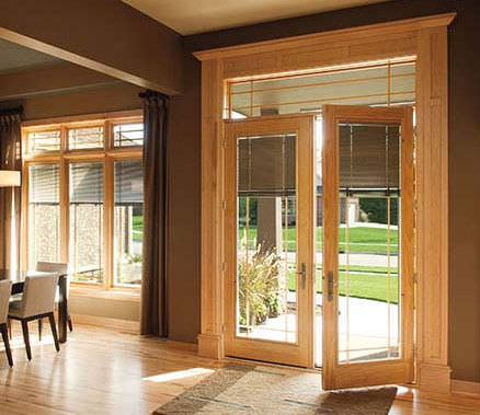 Porta-balcão de abrir - DESIGNER SERIES® HINGED - PELLA - em alumínio / em madeira / com vidro duplo
