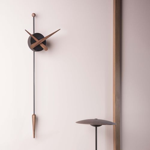 Relógio contemporâneo - PUNTA - NOMON - de parede / analógico / em nogueira