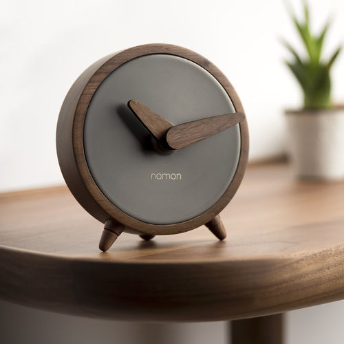 Relógio contemporâneo - ATOMO SOBREMESA - NOMON - de mesa / analógico / em nogueira