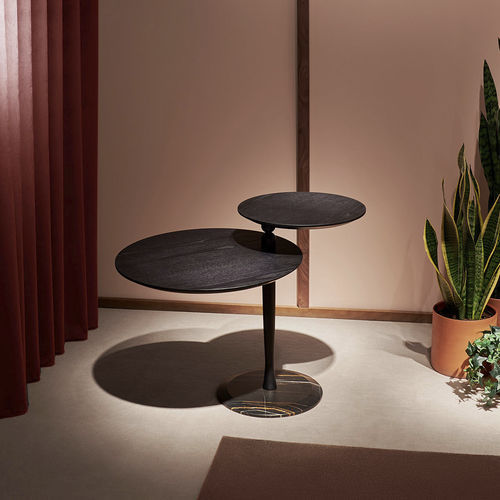 Mesa lateral contemporânea - VAIVEN - NOMON - em nogueira / em madeira de freixo / com base em mármore
