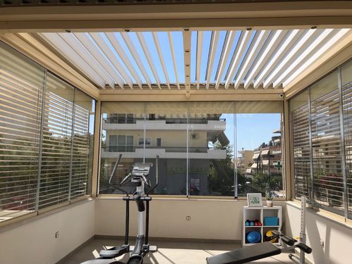 Pérgola apoiada em parede - COSPICON  SA - em alumínio pintado / em vidro / com lâminas orientáveis