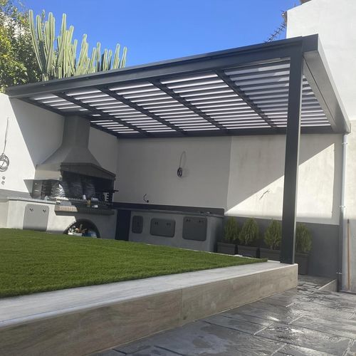 Pérgola apoiada em parede - Cospisun - COSPICON  SA - em alumínio / com lâminas quebra-sol / com cobertura de policarbonato